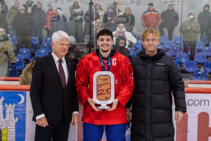 Dužnosnici HSHL-a uručuju IIHF trofej kapetanu hrvatske reprezentacije